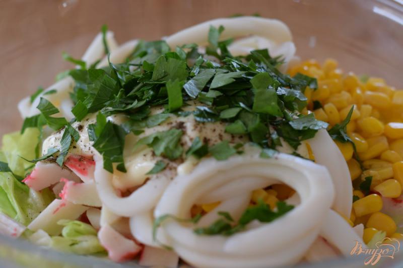 Фото приготовление рецепта: Салат с крабовыми палочками и кальмарами шаг №6