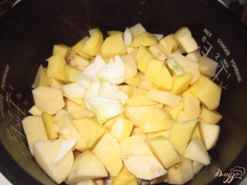 Фото приготовление рецепта: Картофель с мясом тушенный в соусе из перца и помидор шаг №4