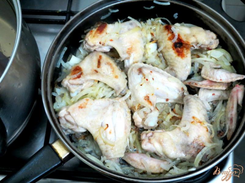 Фото приготовление рецепта: Крылья куриные в луково сметанном соусе шаг №5