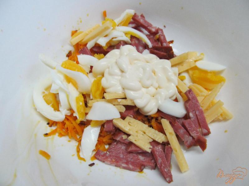 Фото приготовление рецепта: Морковный салат с яйцом и копченной колбасой шаг №3