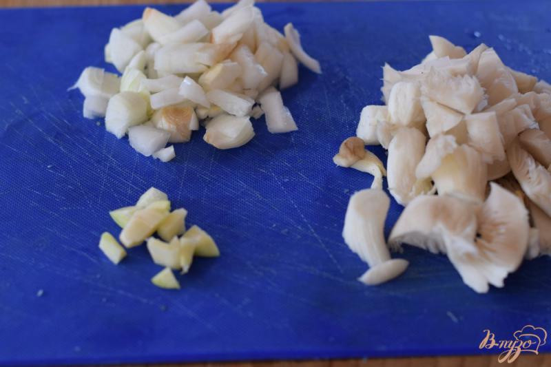 Фото приготовление рецепта: Тыква фаршированная куриной печенью и грибами шаг №4