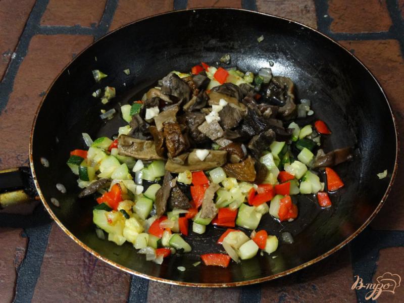 Фото приготовление рецепта: Фарфалле с лесными грибами и цукини шаг №5