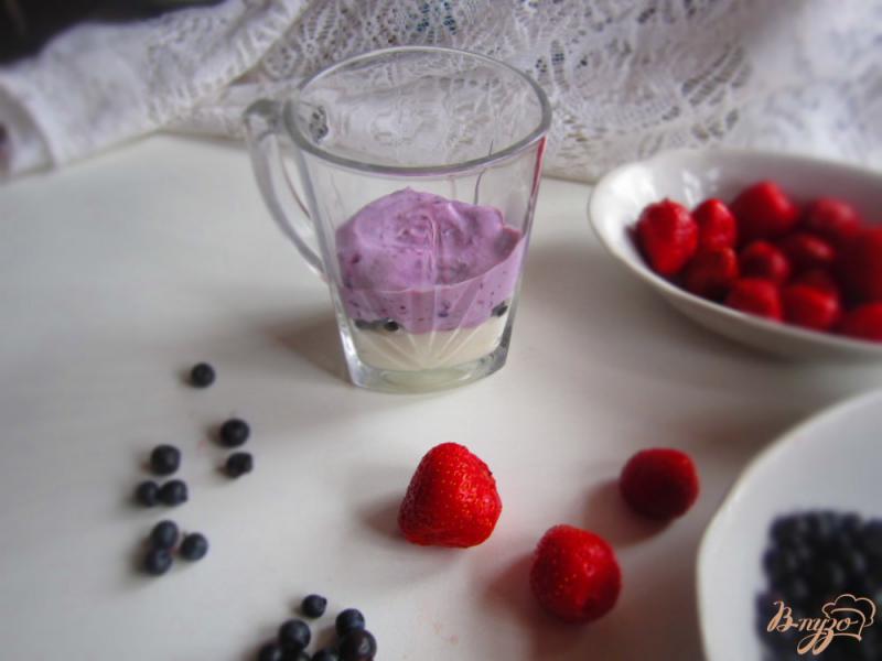 Фото приготовление рецепта: Сырно-манный десерт с ягодами шаг №4