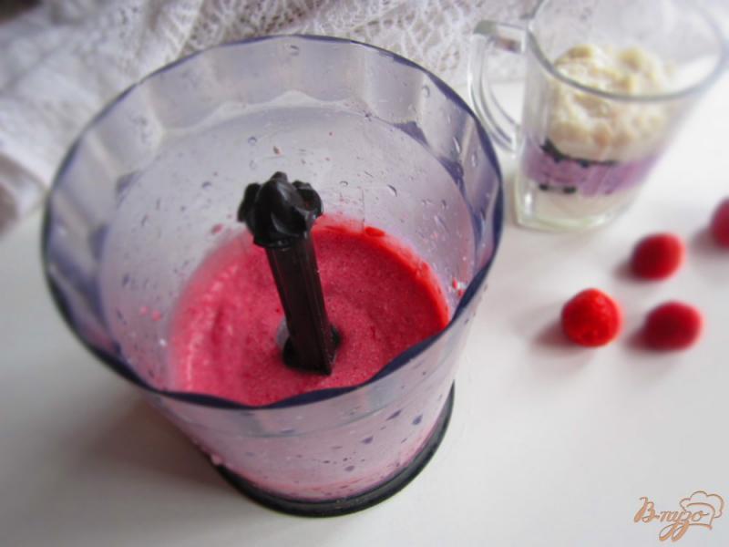 Фото приготовление рецепта: Сырно-манный десерт с ягодами шаг №5