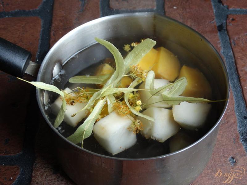 Фото приготовление рецепта: Персиково-грушевый компот с липой шаг №4