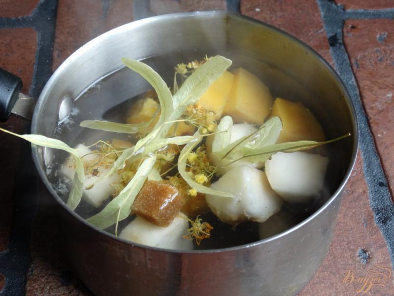 Фото приготовление рецепта: Персиково-грушевый компот с липой шаг №5