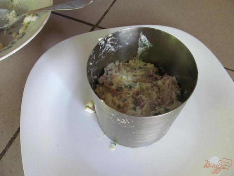 Фото приготовление рецепта: Салат из вареной свинины помидора и яйца шаг №3