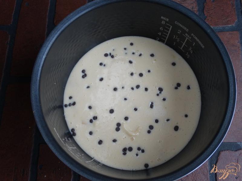 Фото приготовление рецепта: Пирог в мультиварке с грушами и шоколадными каплями шаг №10