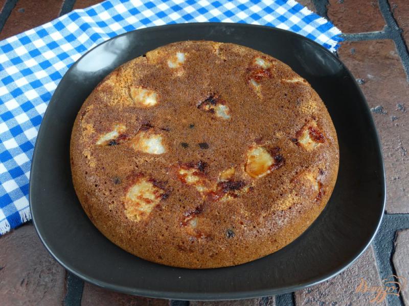 Фото приготовление рецепта: Пирог в мультиварке с грушами и шоколадными каплями шаг №11