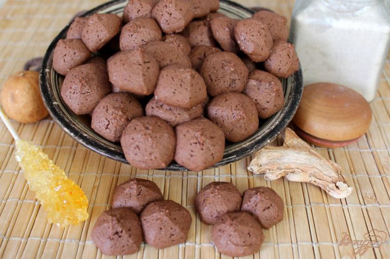 Фото приготовление рецепта: Песочное печенье с имбирем и какао шаг №8