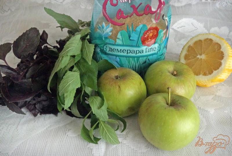 Фото приготовление рецепта: Компот из яблок с базиликом и мятой шаг №1