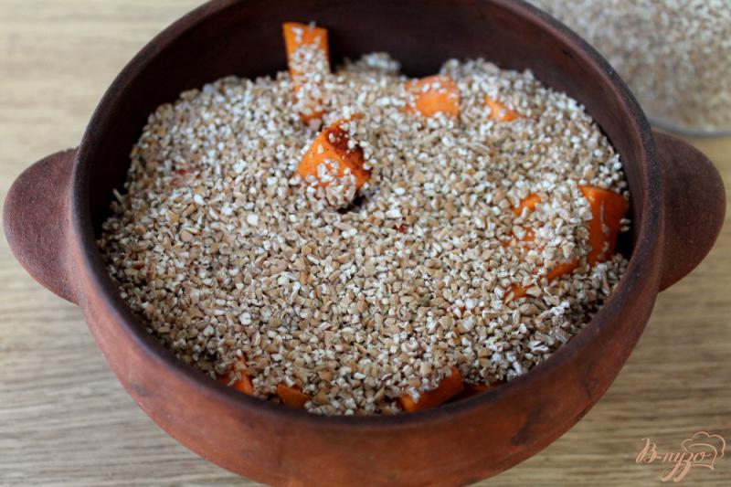 Фото приготовление рецепта: Тыквенно-пшеничная каша в горшочке шаг №4