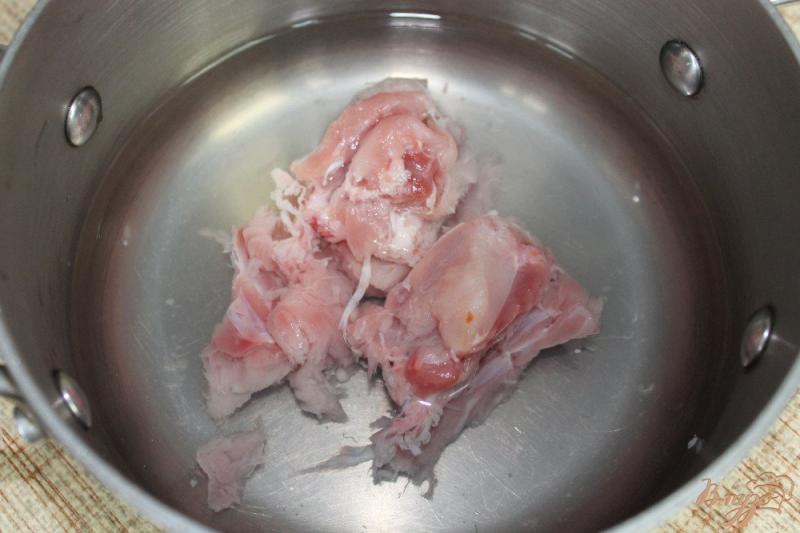 Фото приготовление рецепта: Суп с мясом кролика и вермишелью шаг №1