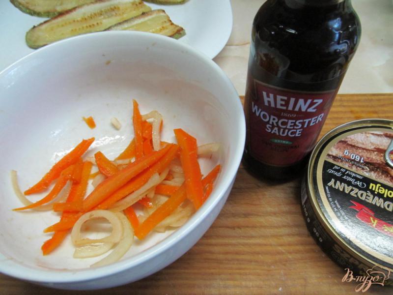 Фото приготовление рецепта: Рулеты из кабачка с маринованной морковью и шпротами шаг №2