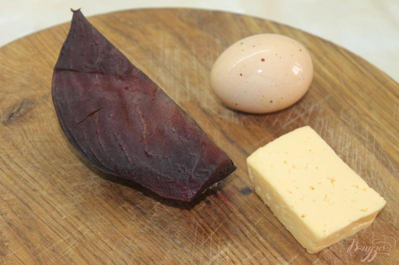 Фото приготовление рецепта: Свекольные шарики с сыром и яйцом в зелени шаг №1