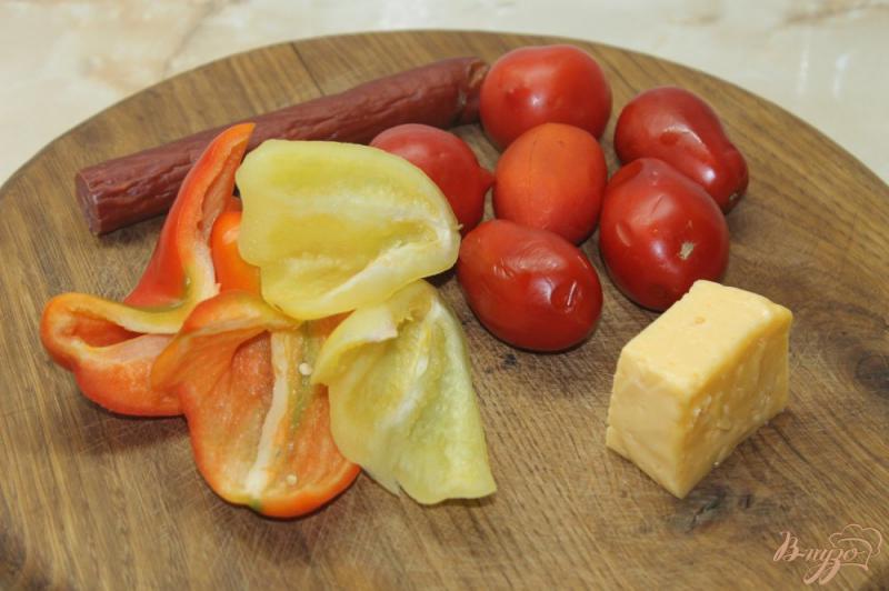 Фото приготовление рецепта: Салат с овощами и колбасками шаг №1