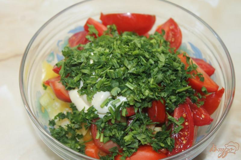 Фото приготовление рецепта: Салат с овощами и колбасками шаг №5