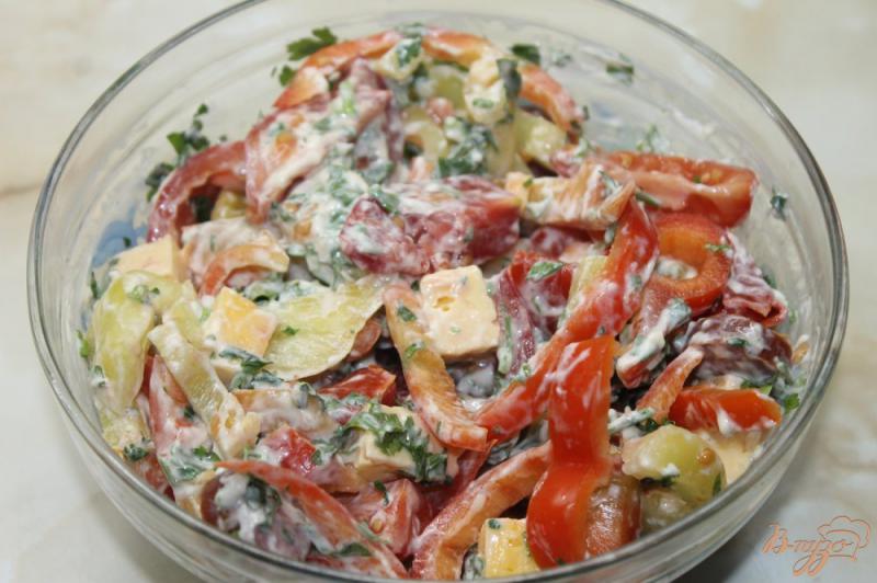 Фото приготовление рецепта: Салат с овощами и колбасками шаг №6