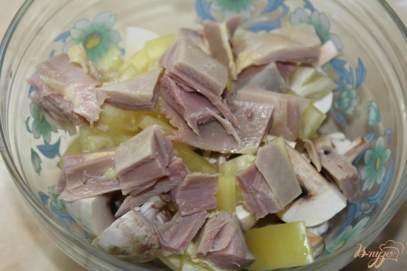 Фото приготовление рецепта: Салат из свежих шампиньонов и копченой курицы шаг №5