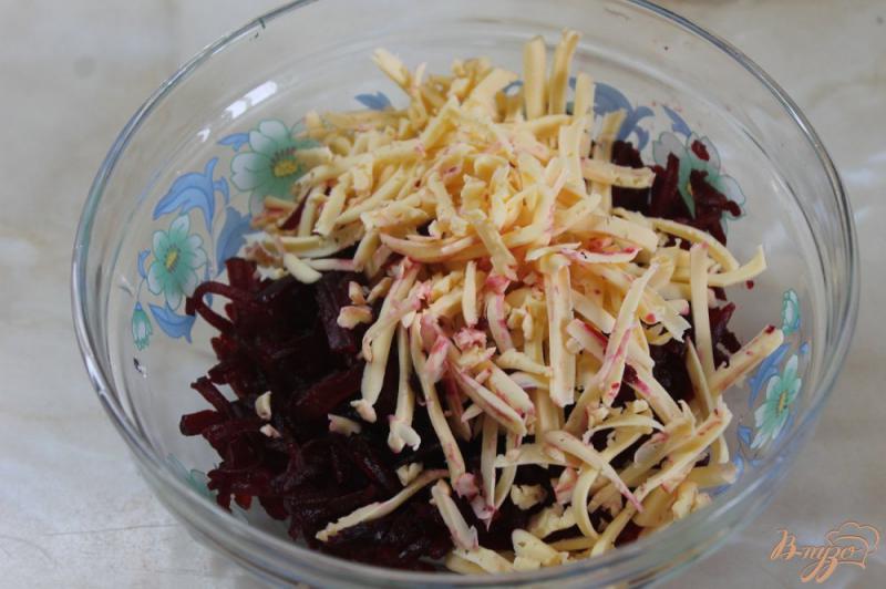Фото приготовление рецепта: Свекольный салат с твердым сыром и сметаной шаг №3