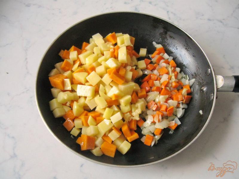 Фото приготовление рецепта: Картофель с тыквой и курицей. шаг №7