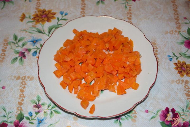 Фото приготовление рецепта: Огуречный салат с морковью и картофелем шаг №1