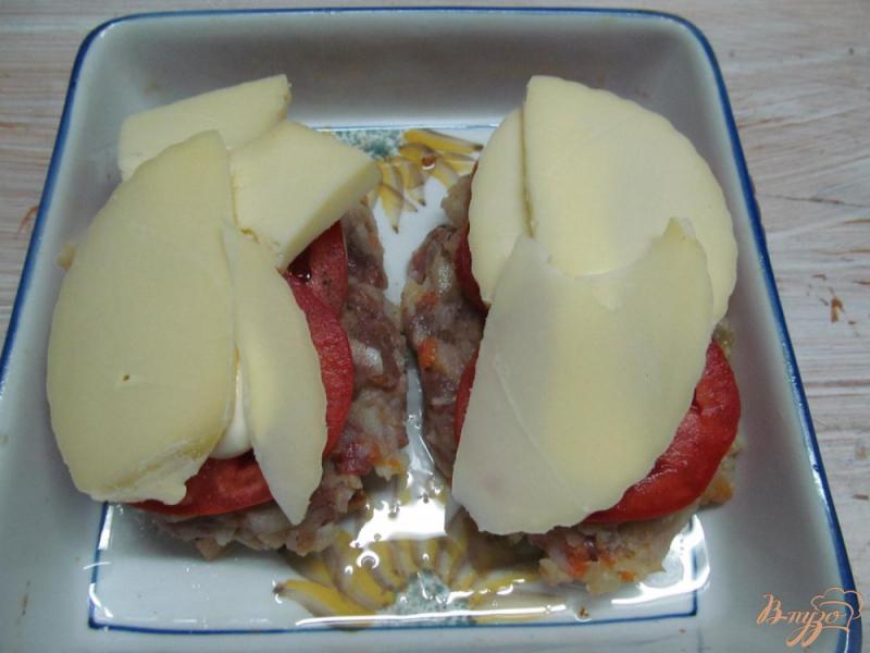 Фото приготовление рецепта: Рубленная говядина запеченная под моцареллой шаг №5