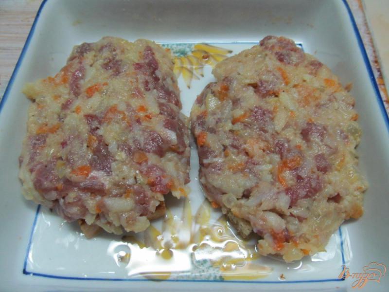 Фото приготовление рецепта: Рубленная говядина запеченная под моцареллой шаг №3