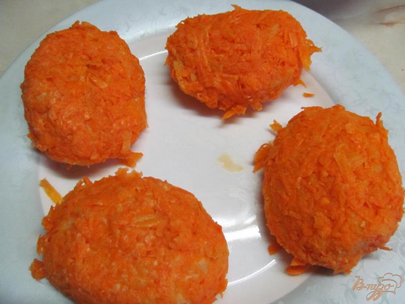 Фото приготовление рецепта: Картофельные котлеты в морковной шубе шаг №3