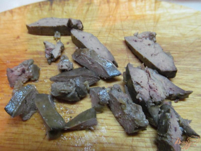 Фото приготовление рецепта: Салат из куриной печени с морковью и грибами шаг №2