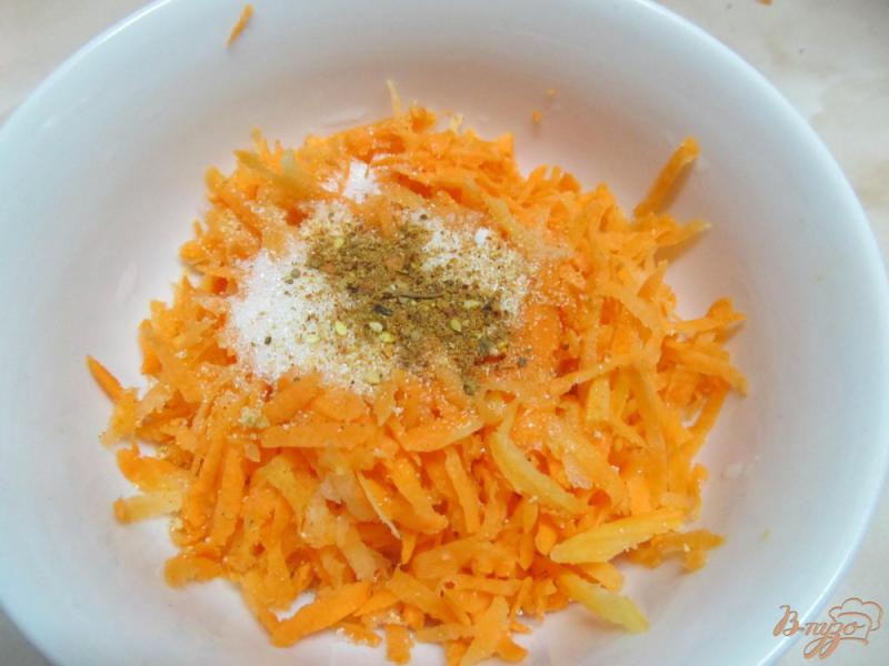 Фото приготовление рецепта: Салат из куриной печени с морковью и грибами шаг №1