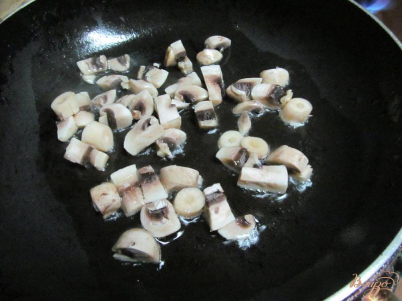 Фото приготовление рецепта: Салат из куриной печени с морковью и грибами шаг №3