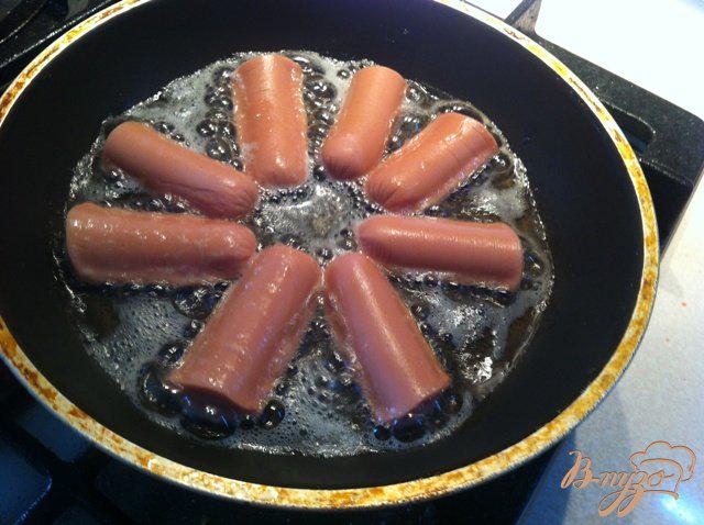 Фото приготовление рецепта: Яичница с сосисками «Горячее солнце» шаг №2