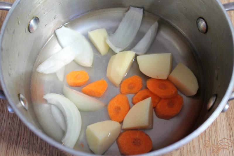 Фото приготовление рецепта: Овощной суп-пюре с перепелиным яйцом для малышей шаг №2