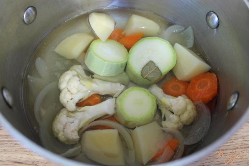 Фото приготовление рецепта: Овощной суп-пюре с перепелиным яйцом для малышей шаг №3