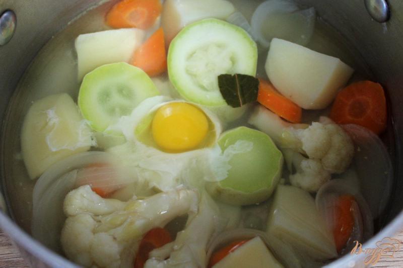 Фото приготовление рецепта: Овощной суп-пюре с перепелиным яйцом для малышей шаг №4