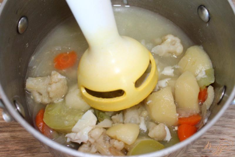 Фото приготовление рецепта: Овощной суп-пюре с перепелиным яйцом для малышей шаг №5