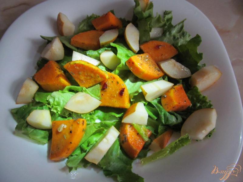 Фото приготовление рецепта: Теплый салат из тыквы с грушей шаг №4