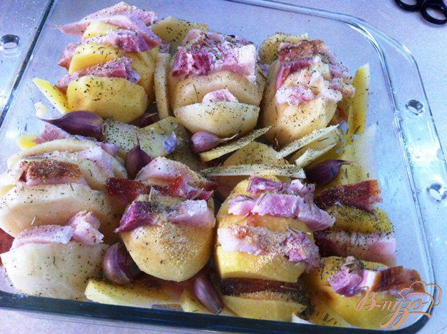 Фото приготовление рецепта: Картофель запеченный с беконом шаг №4