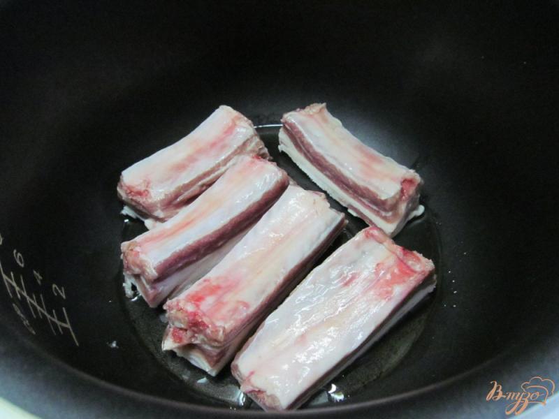 Фото приготовление рецепта: Свиные ребрышки с пшеном тыквой и брокколи шаг №2