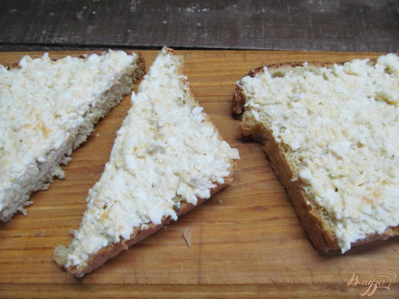 Фото приготовление рецепта: Праздничные бутерброды со шпротами шаг №4