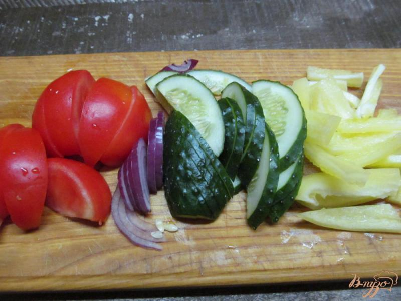 Фото приготовление рецепта: Овощной салат под вустерским соусом с мятой и базиликом шаг №1