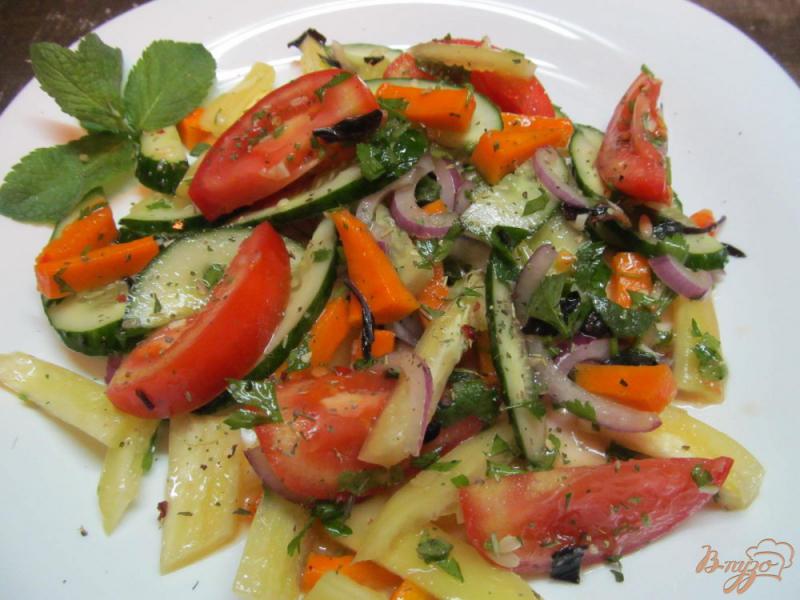 Фото приготовление рецепта: Овощной салат под вустерским соусом с мятой и базиликом шаг №6