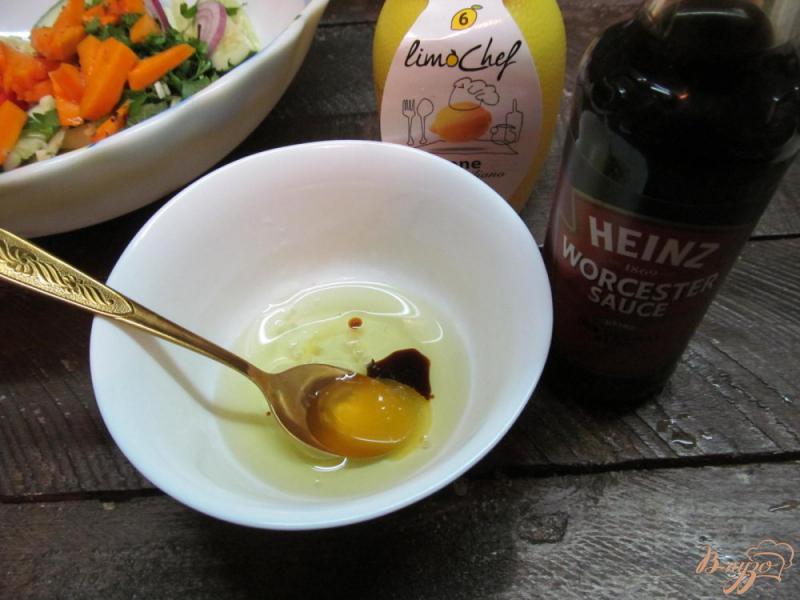 Фото приготовление рецепта: Овощной салат под вустерским соусом с мятой и базиликом шаг №5