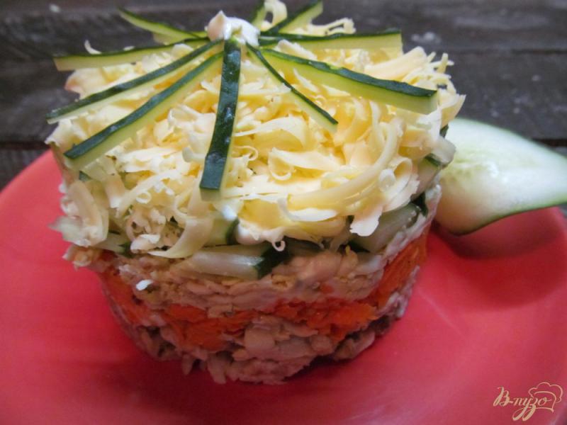 Фото приготовление рецепта: Слоеный салат из овощей и куриного мяса шаг №7