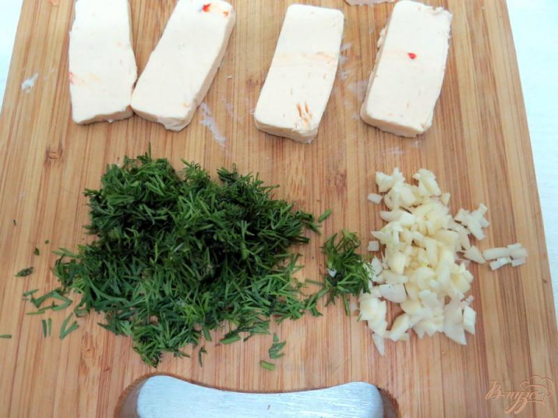 Фото приготовление рецепта: Закусочные трубочки из лаваша и сыра шаг №3