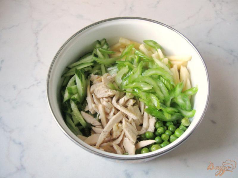 Фото приготовление рецепта: Фруктово-овощной салат с грибами. шаг №6