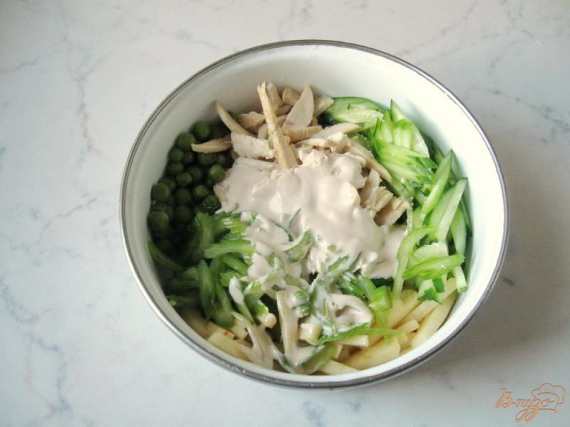 Фото приготовление рецепта: Фруктово-овощной салат с грибами. шаг №7