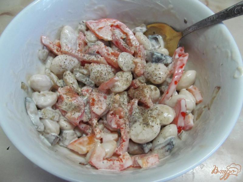 Фото приготовление рецепта: Салат с фасолью и грибами шаг №4