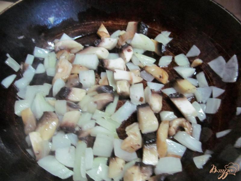 Фото приготовление рецепта: Салат с фасолью и грибами шаг №2